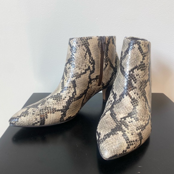 Clarks booties snakeprint like new 6.5 - Picture 2 of 5
